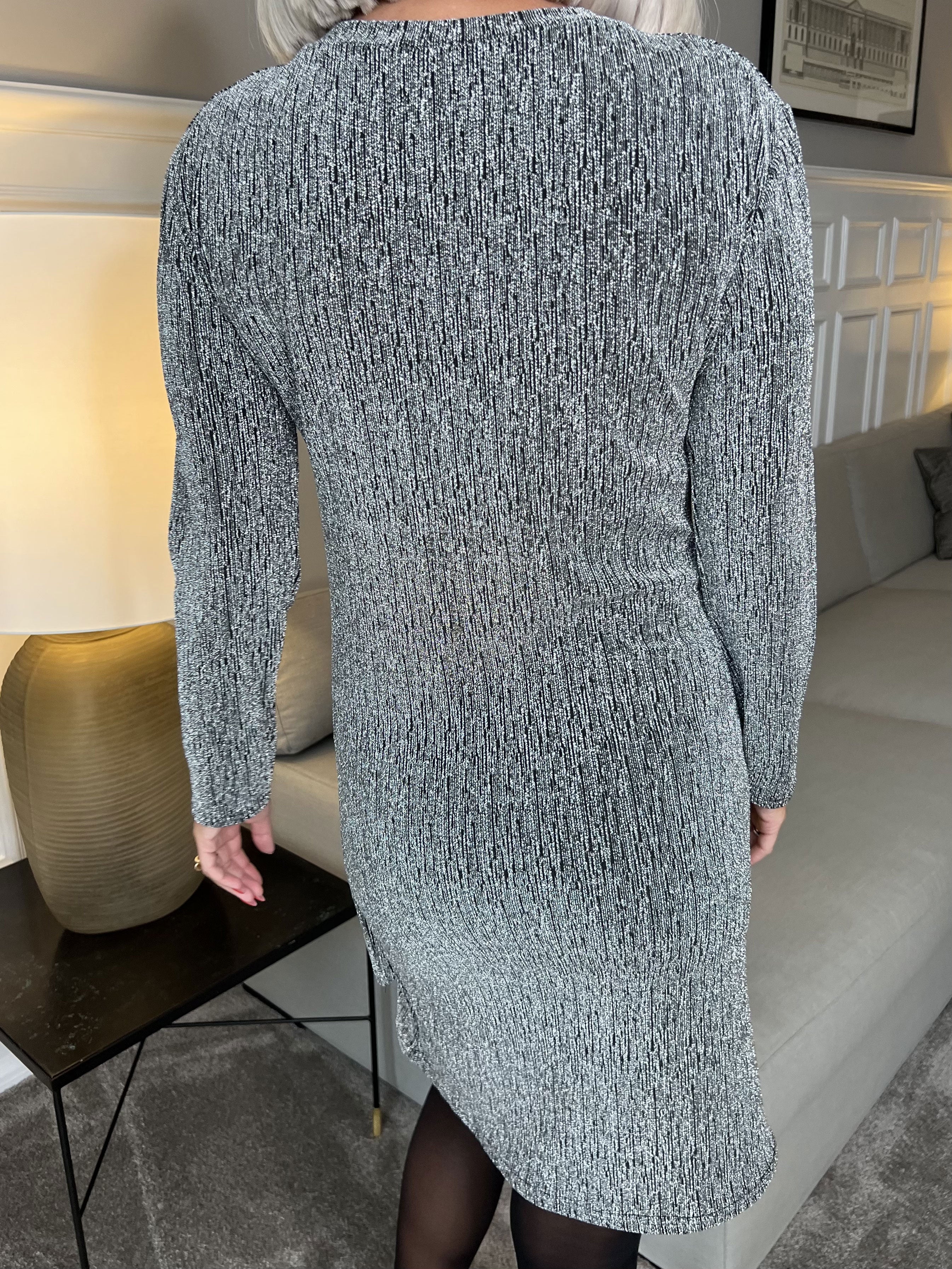 Mercedes - Smuk glimmerkjole med slå-om look